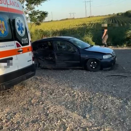 <pre><code class="language-markdown">### Accident rutier grav pe DN 24: O tânără de 22 de ani a decedat

Duminică seara, pe DN 24, în afara localității Tișița, a avut loc un grav accident rutier în urma căruia o femeie de 22 de ani și-a pierdut viața, iar o altă femeie a fost grav rănită, conform declarațiilor Inspectoratului de Poliție Județean (IPJ) Vrancea. De asemenea, un copil aflat într-unul dintre cele două autoturisme implicate a suferit răni.

&quot;Polițiștii Serviciului Rutier Vrancea au intervenit la un eveniment rutier, sesizat prin 112, la ora 19:31, produs pe DN 24, în afara localității Tișița. În urma coliziunii care a avut loc între două autoturisme, a rezultat rănirea a patru persoane, respectiv conducătorul unuia dintre autoturisme, două femei și un minor de aproximativ 4-5 ani. Din nefericire, una dintre femeile rănite, în vârstă de 22 de ani, a decedat, iar cealaltă femeie este rănită grav,&quot; a precizat IPJ Vrancea.

Conform informațiilor oferite de poliție, șoferul autoturismului și copilul au suferit răni ușoare și au fost transportați la spital pentru îngrijiri medicale. Toate cele patru persoane rănite în accident sunt din județul Vrancea.
</code></pre>
