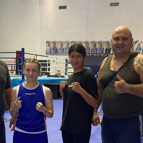 Ele sunt Mădălina și Alisia, două tinere din Târgu Jiu, medaliate cu argint la Cupa României de box feminin