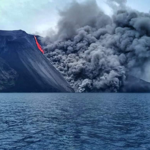 Vulcanul Stromboli a erupt şi a generat fluxuri de lavă şi coloane de cenuşă