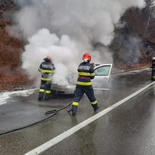 Un incendiu a distrus mașina unui cuplu pe un drum național din Mehedinți