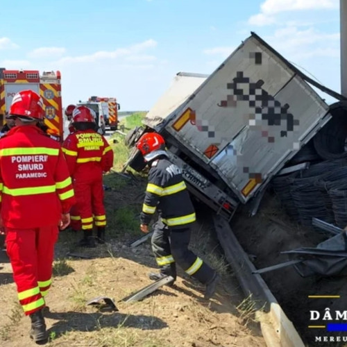 <pre><code class="language-markdown">### Accident grav pe autostrada A1 București-Pitești: șapte victime, trei decese

Centrul INFOTRAFIC din cadrul Inspectoratului General al Poliției Române a anunțat producerea unui grav accident rutier pe autostrada A1 București-Pitești, la kilometrul 74, în apropierea localității Petrești, județul Dâmbovița. În coliziune au fost implicate o autoutilitară și un autocamion.

Accidentul s-a soldat cu șapte victime, dintre care trei au fost găsite fără funcții vitale și s-a declarat decesul pe loc. Printre cei răniți se află și un minor, care a fost găsit în stare de inconștiență. Dintre celelalte trei persoane implicate, două nu necesită îngrijiri medicale, conform informațiilor furnizate de ISU Dâmbovița.

Autoritățile continuă cercetările pentru a stabili circumstanțele exacte ale producerii accidentului.
</code></pre>
