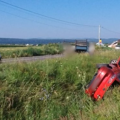 Un autoturism s-a răsturnat la Baia; șoferul a fost transportat la spital pentru investigații