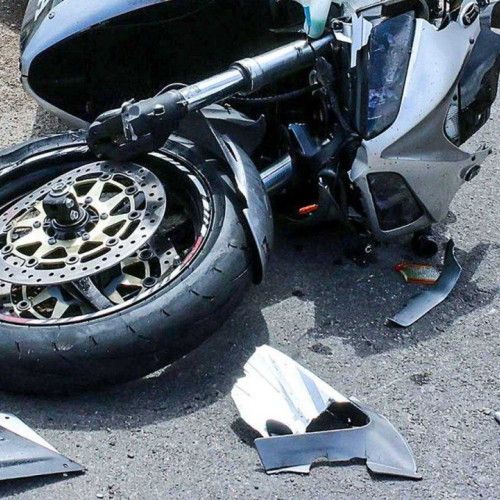 Motociclist de 22 de ani ajunge la spital după un accident cauzat de o albina