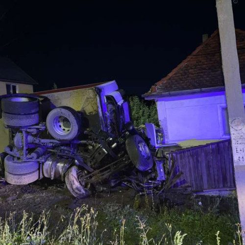 Accident grav în Sandominic: Un bărbat a fost rănit după ce camionul s-a răsturnat