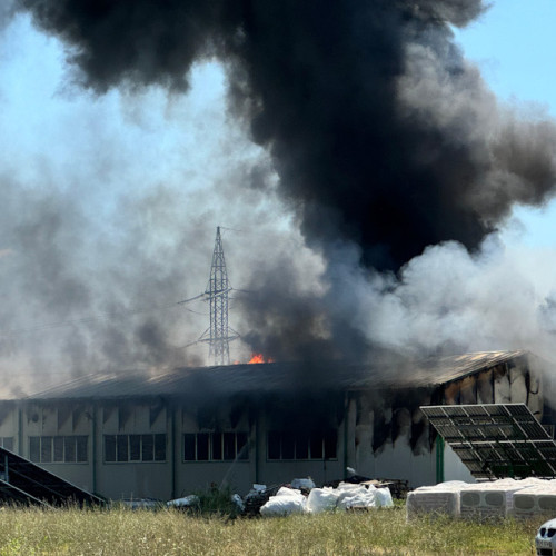 Incendiu devastator la o fabrică de mase plastice în comuna Mihăiești, Vâlcea