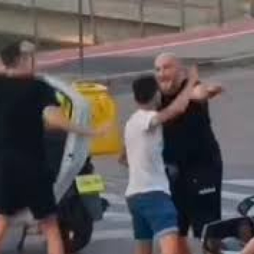 Incident violent între un curier și un pasager de taxi, filmat de alți șoferi