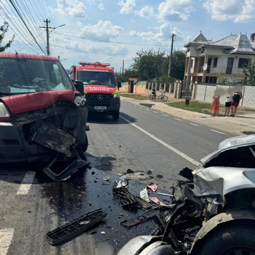 Accident cu doi răniți și trafic blocat la Salcea