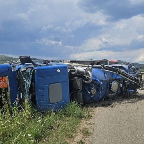 Intervenție a pompierilor în Gornet-Prahova, după răsturnarea unei cisterne