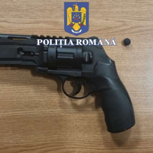 Bărbat amendat în Pitești pentru utilizarea unui pistol airsoft în public