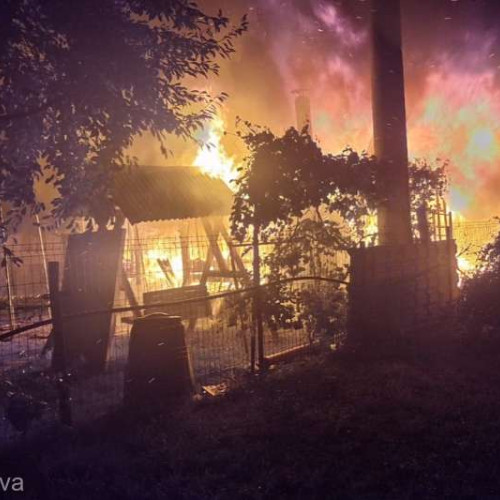 Incendiu puternic la o gospodărie din Mălini, județul Suceava