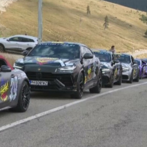 O paradă de automobile puternice pe Transalpina atrage turiști și pasionați