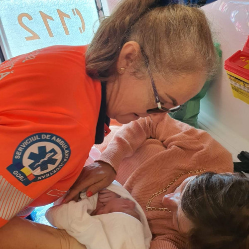 Un bebeluș a venit pe lume în autospeciala Serviciului de Ambulanță Gorj