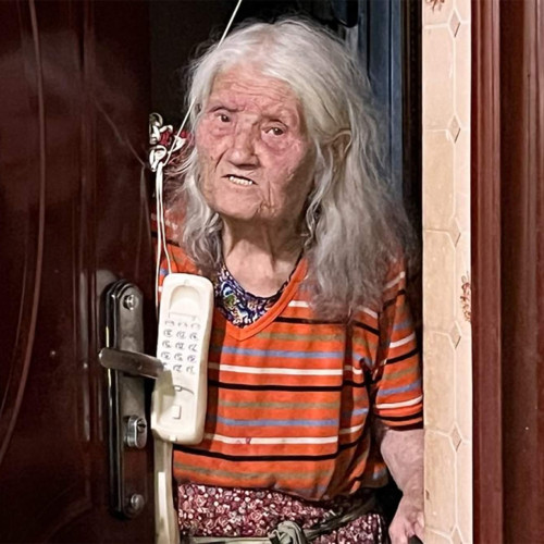 Vecinii din Tătărași, Iași, se plâng de condițiile insuportabile cauzate de o pensionară de 96 de ani