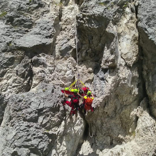 Salvamontiștii din Gorj au salvat trei alpiniști blocați în Cheile Galbenului