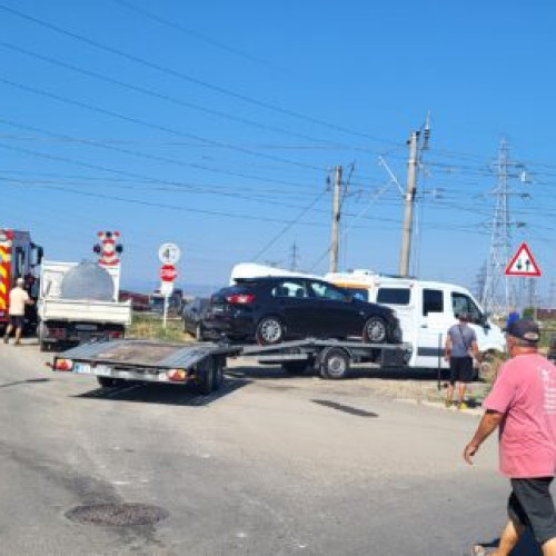 Accident feroviar la Câmpia Turzii: un șofer a fost extras dintr-o dubă lovită de tren