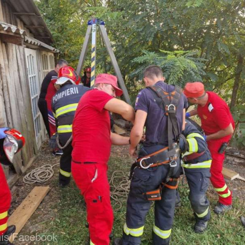 Femeie salvată dintr-o fântână de pompierii din Făget