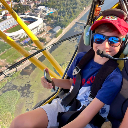 Un băiat din Constanța a zburat cu avionul la Târgu Jiu