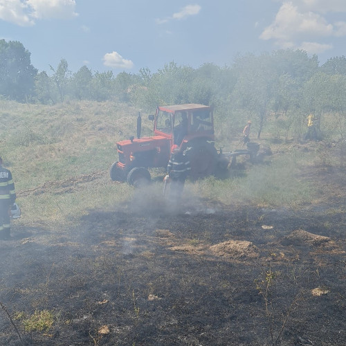 Femeie spitalizată după un incendiu de vegetație în Alunu