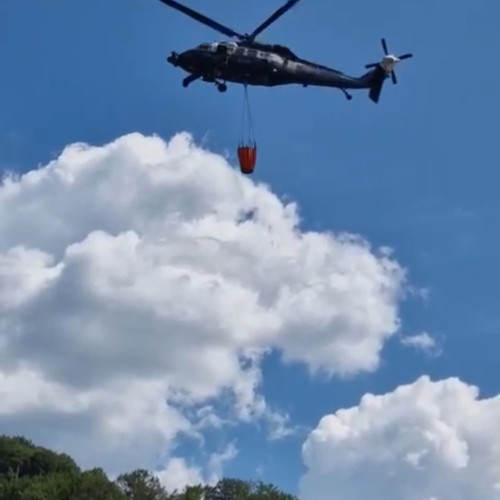 Intervenție cu elicoptere Black Hawk pentru stingerea unui incendiu forestier în comuna Padeș