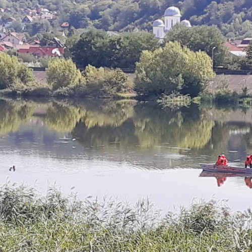 Pompierii din Vâlcea în alertă după descoperirea unei femei pe râul Olt