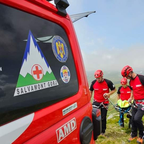 Salvamontiștii din Gorj intervin pentru salvarea a doi cetățeni polonezi accidentați pe Transalpina