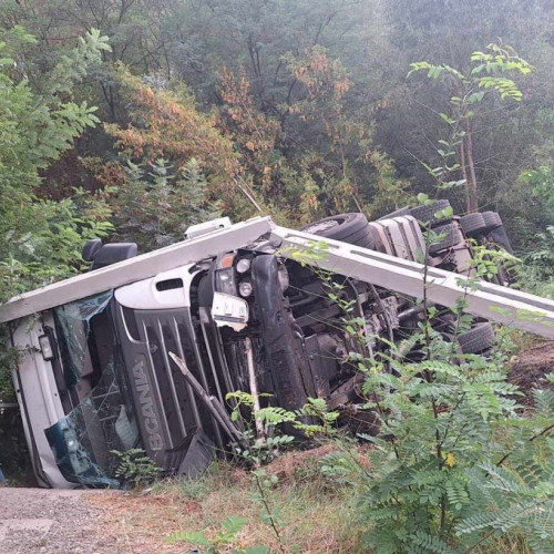 Autotren răsturnat pe DN 65 în localitatea Albota