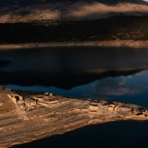 Lacul artificial Mornos suferă o scădere semnificativă a rezervelor de apă