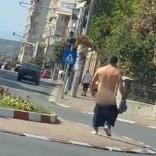 Un bărbat a fost surprins pe stradă fără pantaloni