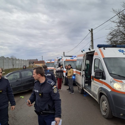 Accident rutier la Balteni, implicat un microbuz școlar