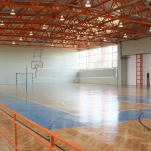 Liceu din Suceava transformă terenul de sport în &quot;sală de detenție&quot; pentru elevii cu comportament nepotrivit