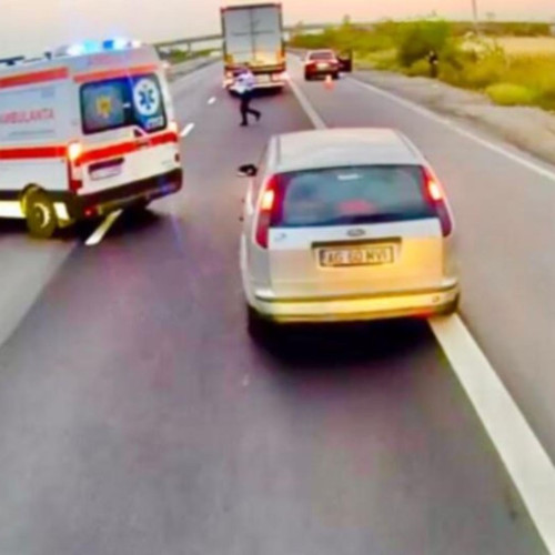 Accident pe autostrada A1! O mașină a lovit un parapet, două minore fiind transportate la spital