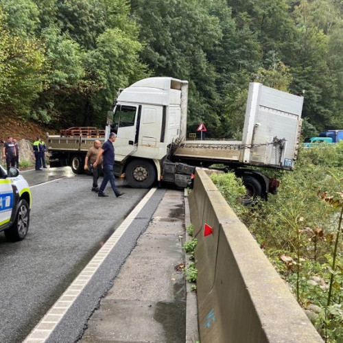 Accident de TIR pe DN 66, la Bumbesti-Jiu