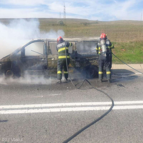 Autoturism în flăcări pe DE 581 între Costești și Sârbi