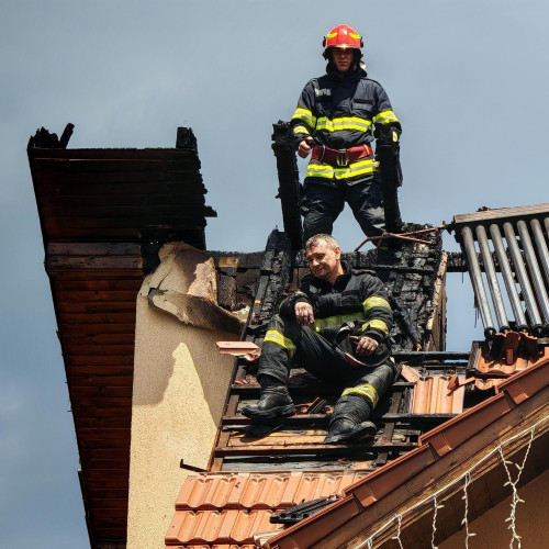 Incendiu la o casă din Gheorgheni: Doi adolescenți salvați de pompieri