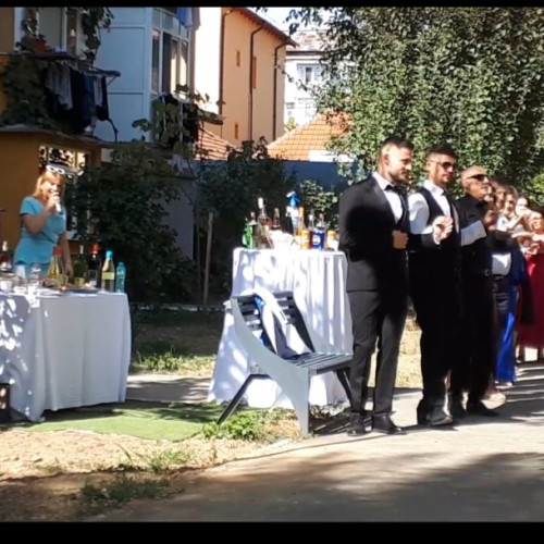 Tineri din Târgu Jiu reînvie tradiția horei la nuntă