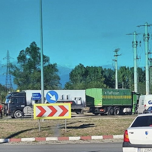 Strada Barajului din Târgu Jiu, blocată din cauza unei defecțiuni la un camion