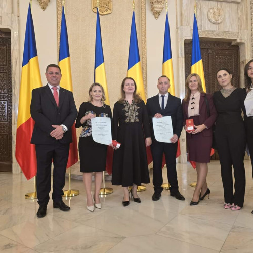 Președintele României decorează instituții de învățământ cu ocazia Zilei Mondiale a Educației