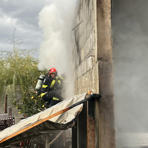 Incendiu la o casă pe strada Eliza Opran, intervenție a pompierilor din Craiova