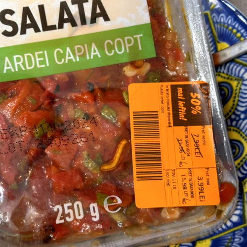 Un iesean descoperă un vierme în salata de ardei capia cumpărată de la LIDL