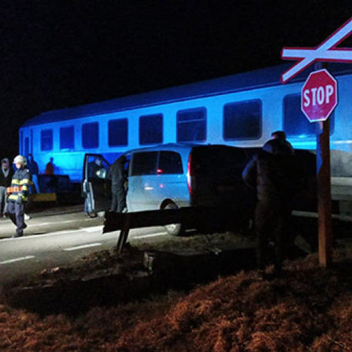 Accident feroviar la Boldesti-Scaeni: o masina a fost lovita de tren