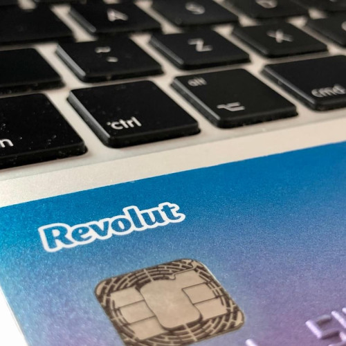 Revolut își adaptează serviciile pentru români: conturile vor putea fi poprite din decembrie