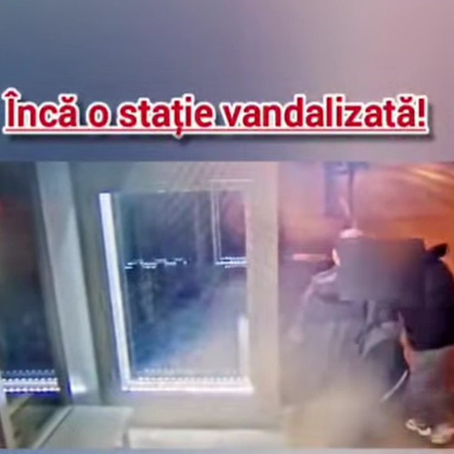 Un bărbat distruge un coș de gunoi într-o stație de troleibuz din Târgu Jiu