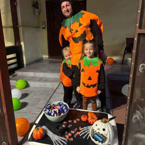 Primarul din Rovinari celebrează Halloween-ul alături de copii