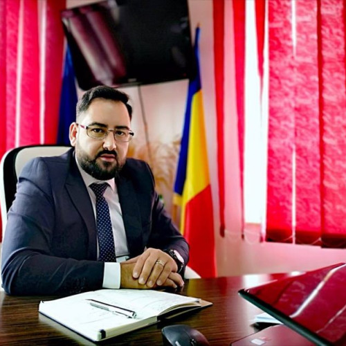 Tensiuni după alegerile locale la Stejari: fostul primar își ia scaunul biroului
