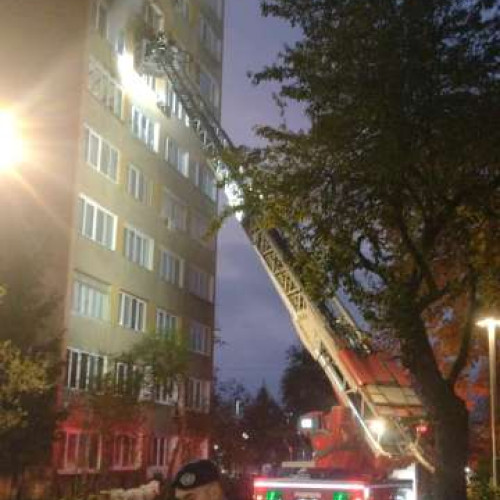 Femeie cu probleme psihice incendiază apartamentul, 16 persoane evacuate în Reșița