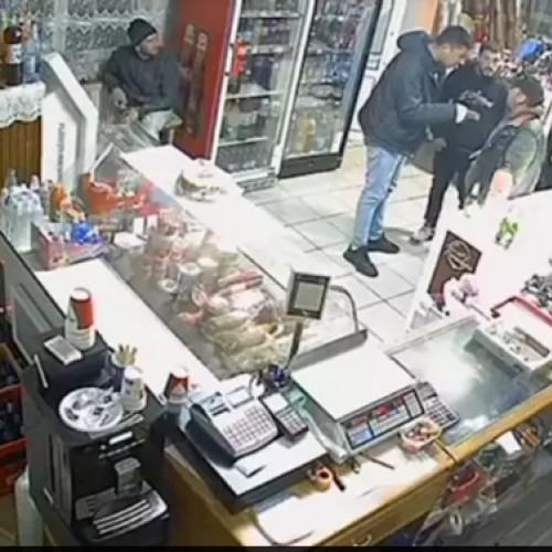 Bărbat agresat de un grup de tineri după o observație despre îmbrăcăminte