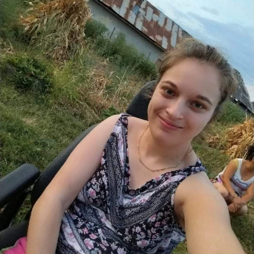 Tânăra din Târgu Jiu, cu handicap locomotor, își exprimă suferința pe rețelele sociale