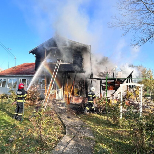 Pompierii din Scornicești au intervenit pentru stingerea unui incendiu în Făgetelu