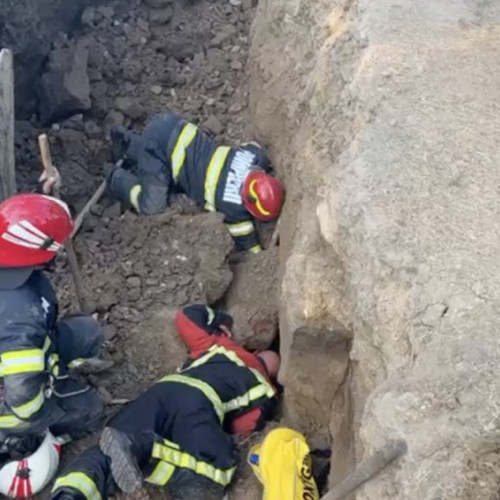 Două persoane surprinse sub un mal de pământ în Bacău