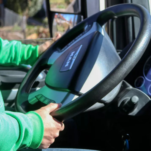Fără permis, un tânăr din Bihor fură un autobuz și provoacă accident în Satu Mare